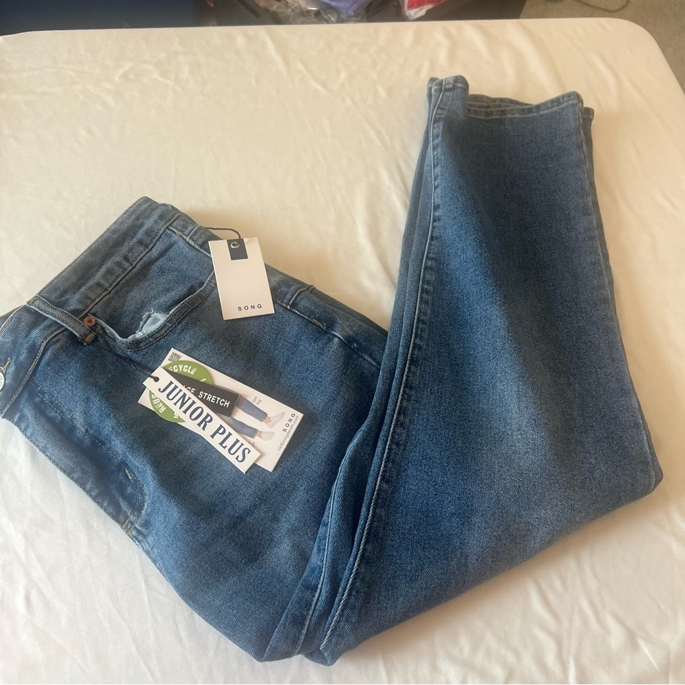 S.O.N.G Junior Plus Straight Leg Jeans Women’s Size 18 NWT Medium‎ Wash